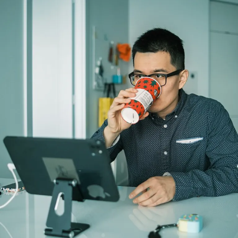 Enhancing Office Comfort: The Benefits of a Recliner Chair on Wheels